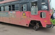 एसटी बसचे समोरील चाक निखळले ; बस चालकाच्या सतर्कतेने मोठा अनर्थ टळला….