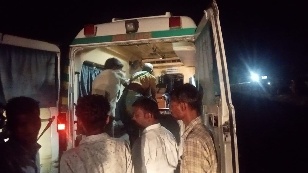 अज्ञात वाहनाच्या धडकेत मतीमंद महिला गंभीर जखमीमाया नामक महिलेला उपचारासाठी दाखल करण्याकरीता धावले ग्रामस्थ सचिन महाजन वडनेर