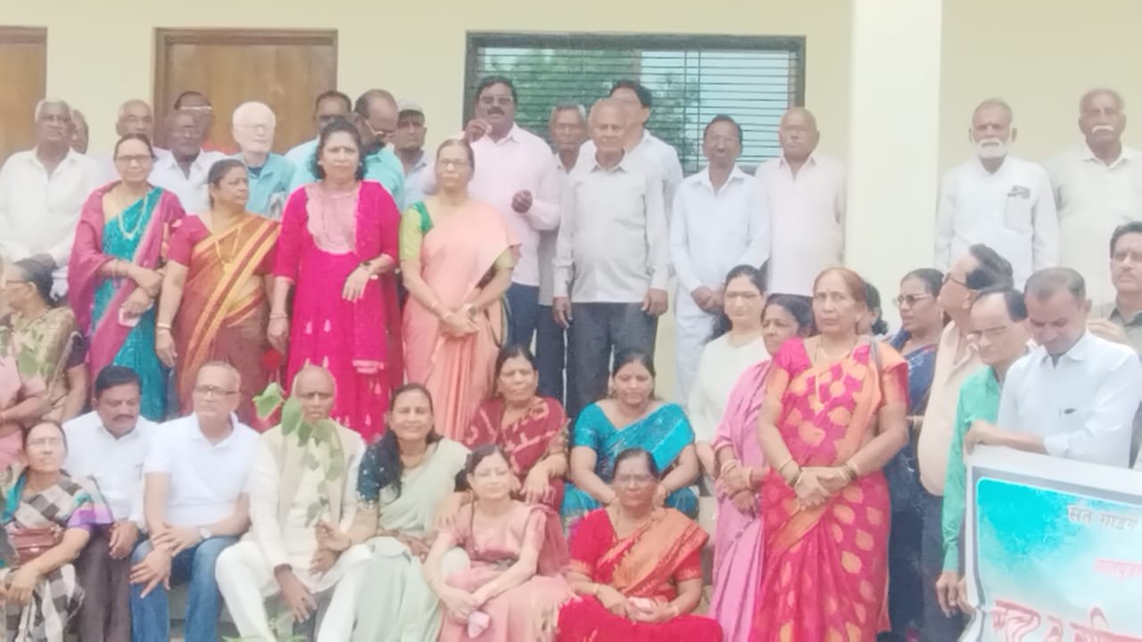 ५० वर्षानंतर पुन्हा भरली १९७४ बॅचची शाळा! सामाजिक बांधिलकी जपत केली ७४ वृक्षांची लागवड व घेतली वृक्षसंवर्धाची स्थायी जबाबदारी