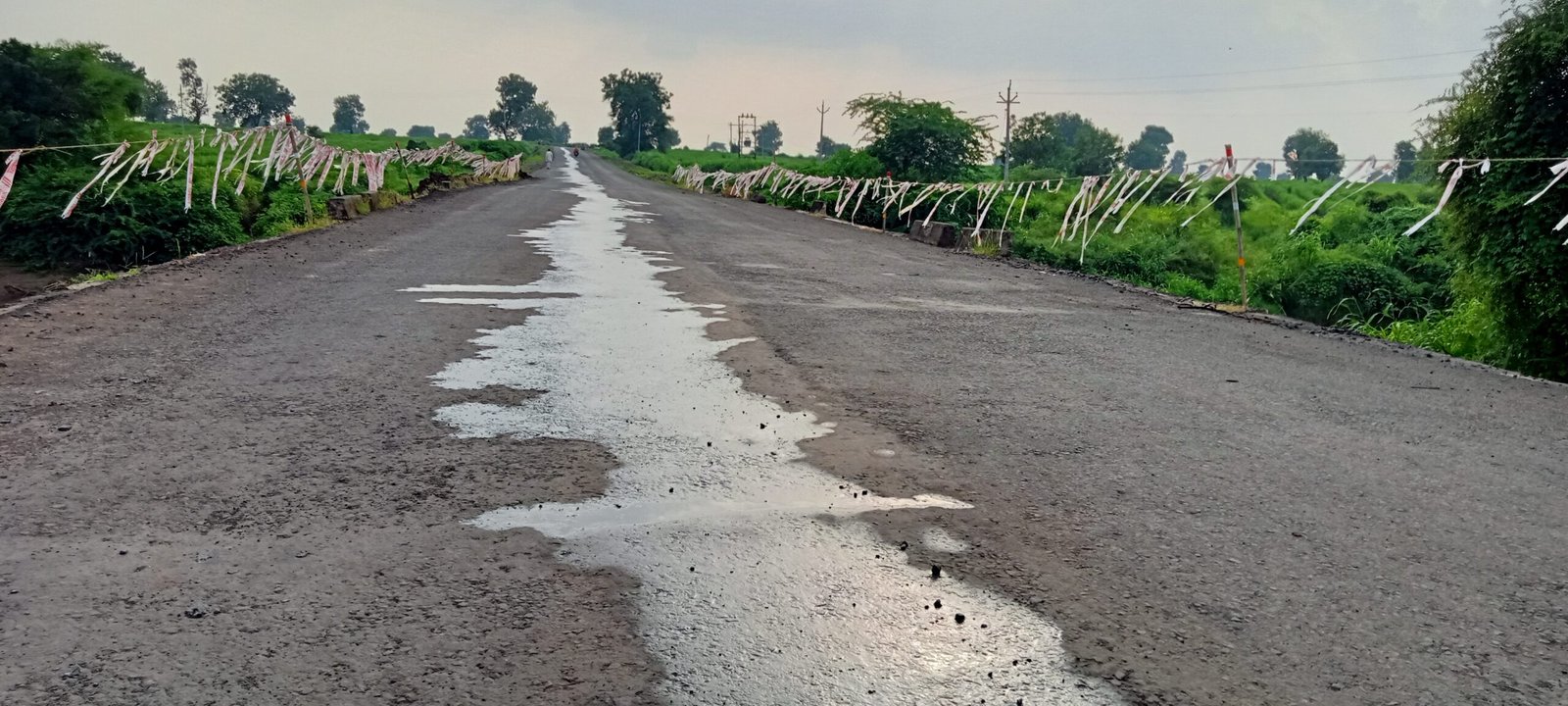 पाथर्डी येथील त्या पुलावरील कठडे केव्हा बसणारसार्वजानिक बांधकाम विभाग लक्ष देणार कायगावकरी संतप्त