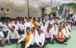शेतकऱ्यांच्या विविध मागण्यांसाठी जिल्हाधिकारी कार्यालयावर अकोला येथे धरणे आंदोलन