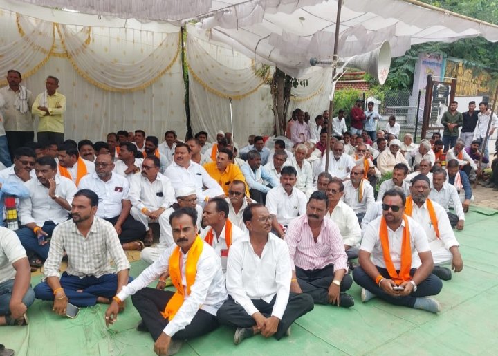 शेतकऱ्यांच्या विविध मागण्यांसाठी जिल्हाधिकारी कार्यालयावर अकोला येथे धरणे आंदोलन