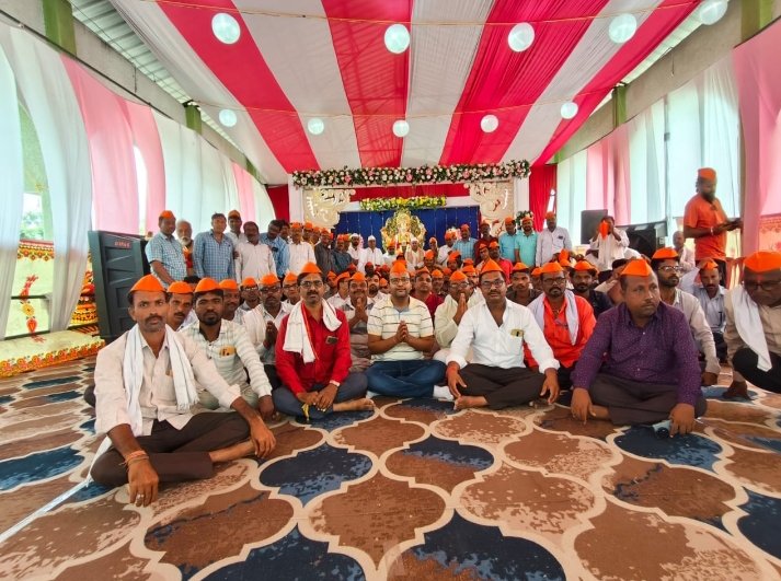 कृषी उत्पन्न बाजार समितीतील 'मार्केट चा राजा' गणेश उत्सव मंडळात महाआरती..!महाआरतीला शेकडो भाविकांची उपस्थिती…गेल्या दोन वर्षांपासून गणेश उत्सवात १० दिवस केल्या जाते महाआरती..