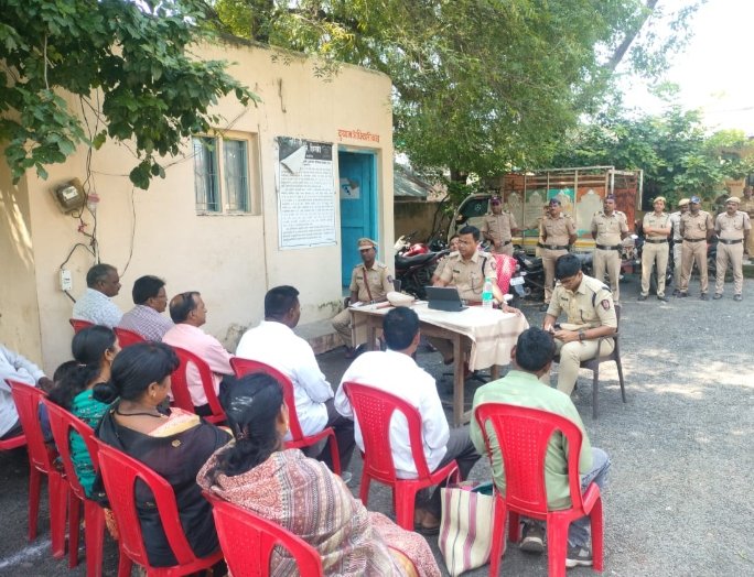 सोशल मीडियावरील अफवांना बळी पडू नका बच्चन सिंगसण उत्सवाच्या पार्श्वभूमीवर पोलीस अधीक्षक, उप अधीक्षकांनी हिवरखेड येथे भेट देऊन केली चर्चा.