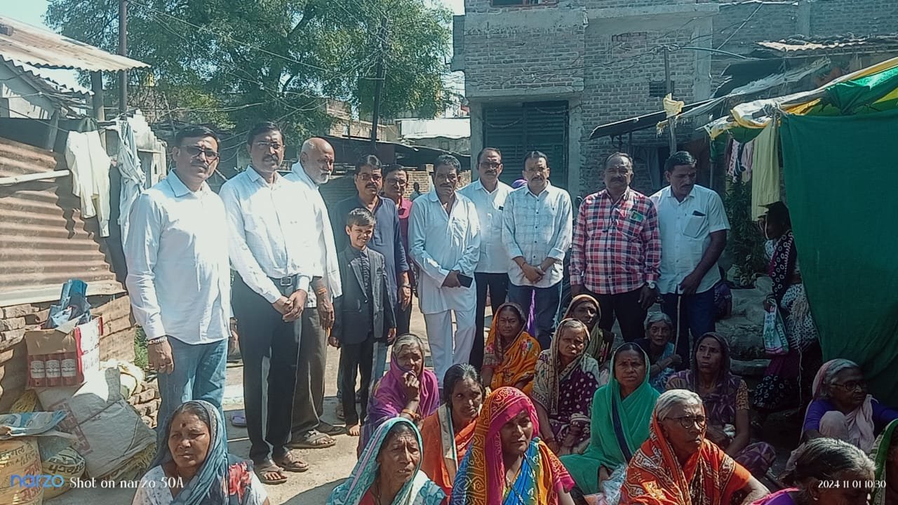 138 निरांश्रीत गरजवताना साडीचोळी फराळ वाटप करुन केली दिवाळी साजरी17 वर्षापासून संतगाडगेबाबा समीती राबवित आहे हा ऊपक्रम