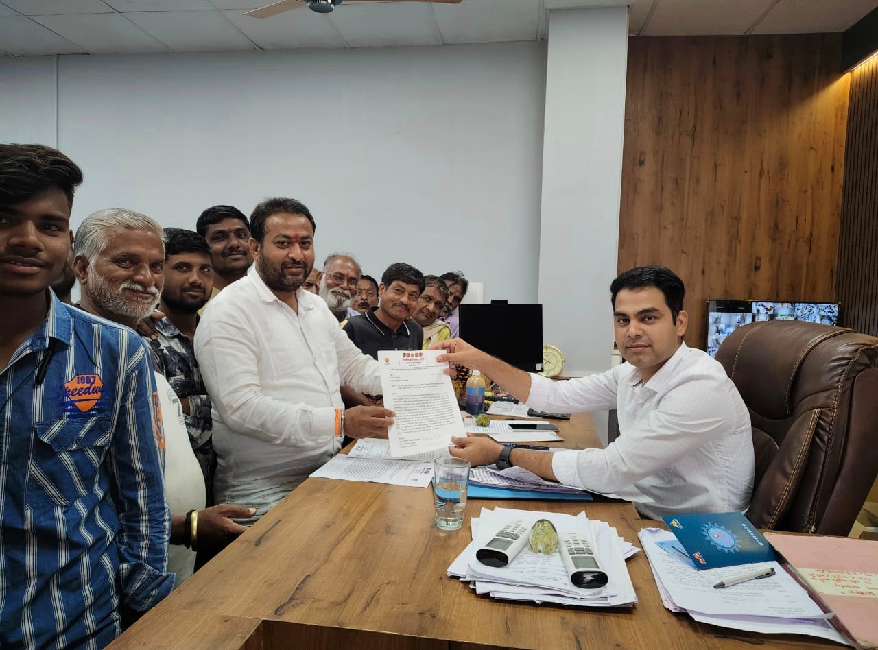 अतिक्रमण जागा नियमाकुल करून प्रधानमंत्री घरकुल आवास योजनाचा लाभ दया अन्यथा मुख्याधिकारी यांच्या कार्यालयात ठिय्या आंदोलन - दिलीप बोचेअकोट :-तालुका प्रतिनिधी:-